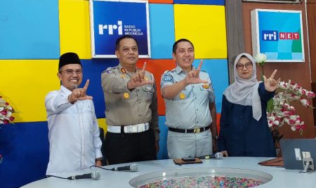 WhatsApp Image 2025-09-23 at 16.45.20 Rektor UISB Yosritzal Jadi Pembicara Dialog Interaktif di RRI Pro 1 Padang: Soroti Lalu Lintas Modern Menuju Indonesia Emas 2045