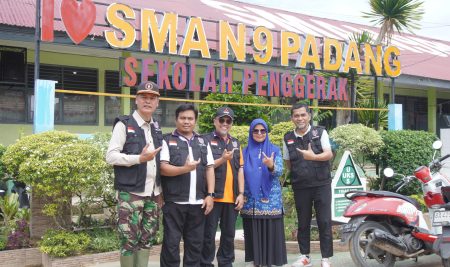 Menyeka Air Mata, Merajut Asa: Mahasiswa Psikologi UISB Hadirkan Tawa di Tengah Sisa Lumpur Batu Busuak